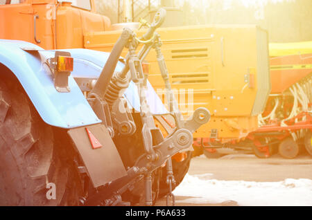 Räder der Rückansicht des neuen Traktor bei Schneewetter. Landwirtschaftliches Fahrzeug zurück. Stockfoto