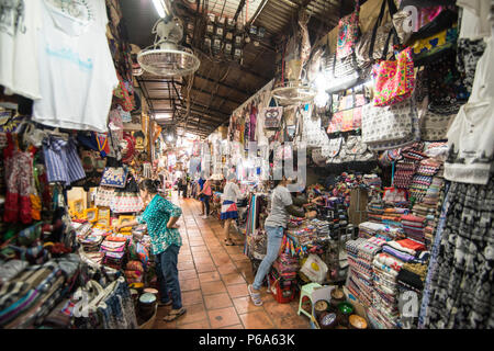 Asiatische Lebensmittel auf dem russischen Markt in der Stadt Phnom Penh Kambodscha. Kambodscha, Phnom Penh, November, 2017, Stockfoto