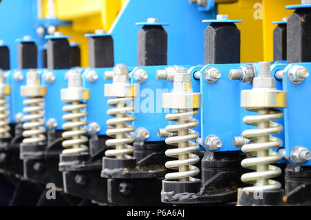 Feder System der landwirtschaftlichen Sämaschine schließen oben. Stockfoto