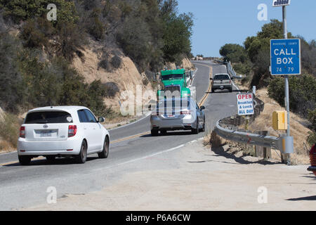 Fahrzeuge entlang der Ortega Landstraße 74 im südlichen Kalifornien Reisen zwischen San Juan Capistrano (Orange County) und Lake Elsinore (Riverside County) Stockfoto