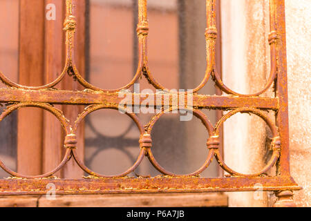 Rostigem Eisen Gitter auf alte Fenster Stockfoto