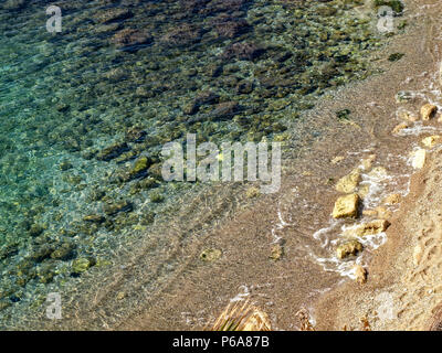 Marine Bild von erhöhten view beach mit klarem Wasser. Stockfoto