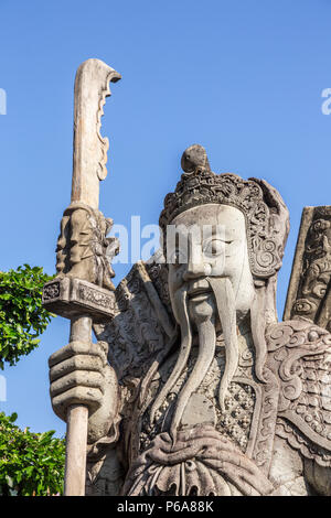 Statue von Krieger mit Schwert, Wat Pho Tempel, Bangkok, Thailand Stockfoto