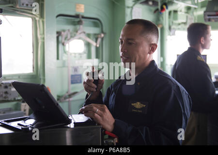 160530-N-KP 948-007 DÄNISCHE MEERENGE (30. Mai 2016) - Lt.Cmdr. Donald Bäcker, Kaplan des Schiffes, schließt den Memorial Day gedenken mit einem Gebet an Bord der USS Mount Whitney (LCC20), 30. Mai 2016. Mount Whitney, der US-Flotte 6. Befehl und Kontrolle Schiff, ist auf dem Weg in BALTOPS 2016, einer jährlich wiederkehrenden multinationale Übung entwickelt, Flexibilität und Interoperabilität zu verbessern. (U.S. Marine Foto von Mass Communication Specialist Seaman Alyssa Wochen/Freigegeben) Stockfoto