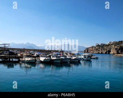 Boote und Silhouette Menschen in Antalya Hafen über sonnige Himmel Stockfoto