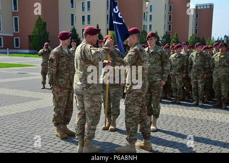 Kapitän Dana Gingrich, rechts, erhält die Guidon von Oberstleutnant Michael Kloepper, Mitte, Kommandeur der 2.BATAILLON, 503Rd Infanterie Regiment, 173Rd Airborne Brigade, 26. Mai 2016, während der Übergang der Verantwortung Zeremonie für Firma B, 2.BATAILLON, 503Rd Infanterie Regiment bei Caserma Del Din in Vicenza, Italien. Die 173Rd Airborne Brigade in Vicenza, Italien, ist die Armee Contingency Response Force in Europa, und ist in der Lage, Kräfte projizieren die vollständige Palette von militärischen Operationen über den Vereinigten Staat in Europa, Zentral- und Südafrika Befehle Verantwortungsbereiche zu führen. (U.S. Ein Stockfoto