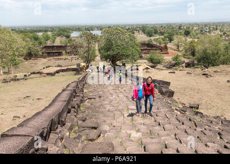 Die Menschen auf den Weg zum Tempel Wat Pho (oder Wat Phu) Tempel UNESCO-Welterbe Ruine, Champasak, Laos Stockfoto