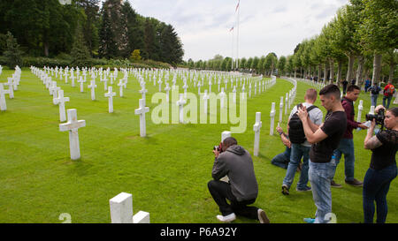 Marines aus der Zentrale und Service Bataillon, Sitz Marine Corps, Henderson Halle und Marine Barracks Washington, D.C., und machen Fotos von dem Grab Marker für Lt. j.g. Weedon Osborne die einzige Ehrenmedaille Empfänger interred bei Aisne-Marne Amerikanischen Friedhof in Belleau, Frankreich, 26. Mai l 2016. Osborne war ein Zahnarzt, der als corpsman Für 6. Marine Regiment gedient und war in Aktion versuchen zu tragen einen verletzten Marine in Sicherheit Juni 6, 1918 getötet. (U.S. Marine Corps Foto von Sgt. Melissa Karnath/Freigegeben) Stockfoto