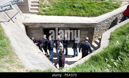 Marines aus der Zentrale und Service Bataillon, Sitz Marine Corps, Henderson Halle und Marine Barracks Washington, D.C., einem deutschen Bunker und Befestigungen an der Küste von Omaha Beach am Point du Hoc, Frankreich, 25. Mai 2016 zu erkunden. Mehr als 70 Marines nahm an einer 5-tägigen professionelle militärische Ausbildung Reise über US-Militär Geschichte zu erfahren. (U.S. Marine Corps Foto von Sgt. Melissa Karnath/Freigegeben) Stockfoto