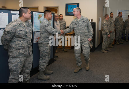 Oberst Joel Jackson, Commander, 60 Air Mobility Wing, und Chief Master Sgt. Alan Boling, command Chief, 60th AMW durch den 60 Logistik Bereitschaft Squadron angehalten, zu präsentieren Staff Sgt. Christopher Holz, ein Flugzeug Parts Store (APS) Supervisor, mit dem 60 AMW Krieger der Woche, bei Travis AFB, 31. Mai 2016. Die Anerkennung Programm Highlights Mitglieder der 60 AMW, die bedeutende Beiträge zu ihrer Einheit und der Basis machen. Technische Sgt. Guillermo Carranza, APS Unteroffizier war präsentiert mit dem Befehl und dem Chief Münze von CMSgt. Boling. Die Münze ist gegeben Recipie Stockfoto