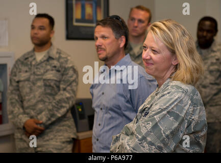 Oberst Joel Jackson, Commander, 60 Air Mobility Wing, und Chief Master Sgt. Alan Boling, command Chief, 60th AMW durch den 60 Logistik Bereitschaft Squadron angehalten, zu präsentieren Staff Sgt. Christopher Holz, ein Flugzeug Parts Store (APS) Supervisor, mit dem 60 AMW Krieger der Woche, bei Travis AFB, 31. Mai 2016. Die Anerkennung Programm Highlights Mitglieder der 60 AMW, die bedeutende Beiträge zu ihrer Einheit und der Basis machen. Technische Sgt. Guillermo Carranza, APS Unteroffizier war präsentiert mit dem Befehl und dem Chief Münze von CMSgt. Boling. Die Münze ist gegeben Recipie Stockfoto