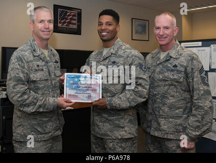 Oberst Joel Jackson, Commander, 60 Air Mobility Wing, und Chief Master Sgt. Alan Boling, command Chief, 60th AMW durch den 60 Logistik Bereitschaft Squadron angehalten, zu präsentieren Staff Sgt. Christopher Holz, ein Flugzeug Parts Store (APS) Supervisor, mit dem 60 AMW Krieger der Woche, bei Travis AFB, 31. Mai 2016. Die Anerkennung Programm Highlights Mitglieder der 60 AMW, die bedeutende Beiträge zu ihrer Einheit und der Basis machen. Technische Sgt. Guillermo Carranza, APS Unteroffizier war präsentiert mit dem Befehl und dem Chief Münze von CMSgt. Boling. Die Münze ist gegeben Recipie Stockfoto