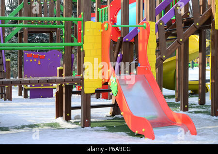 Fragment einer Spielplatz aus Kunststoff und Holz, die in verschiedenen Farben bemalt. Stockfoto