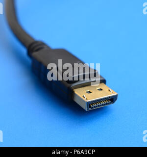 20-pin Stecker DisplayPort Steckverbinder, vergoldet für eine einwandfreie Verbindung auf einem blauen Hintergrund. Stockfoto