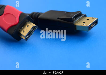 Computer Audio Video HDMI Kabel Stecker und 20-pin Stecker DisplayPort Steckverbinder, vergoldet für eine einwandfreie Verbindung auf einem blauen Hintergrund. Stockfoto