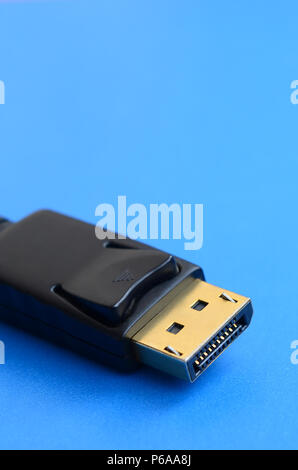 20-pin Stecker DisplayPort Steckverbinder, vergoldet für eine einwandfreie Verbindung auf einem blauen Hintergrund. Stockfoto