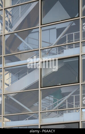 Fragment eines modernen verglaste Treppenhaus in einem mehrstöckigen Gebäude. Stockfoto