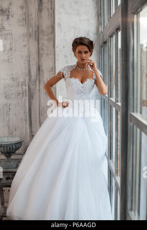 Wedding Dress in Paris. Braut in einer luxuriösen Wohnung in einem Hochzeitskleid. Stockfoto