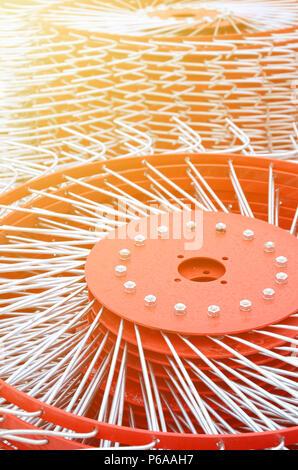 Neue rote Heuwender für Trailer in der landwirtschaftlichen Maschinen und Geräte für die Erfassung von Heu. Close Up. Stockfoto