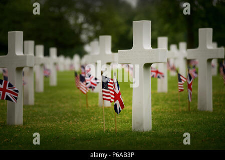 Hunderte versammelten sich die Erinnerung an die Tausende von US-Soldaten, Seemänner, Marinesoldaten und Flieger, die das ultimative Opfer im Dienst Ihrer Nation am Memorial Day Mai 30 zu Ehren, Madingley Amerikanischen Friedhof in Cambridge, England. Der Friedhof enthält 3.812 Grabsteine und eine Wand der fehlt, das steht, fast 500-Fuß in der Länge und enthält die Namen von mehr als 5.000 Männern aus der US-Army, Army Air Corps, Navy, Marine Corps und Küstenwache, die noch aufgeführt wie fehlende-in-action, begraben auf See oder Ungeklaerte. (U.S. Air Force Foto/Tech Sgt. Matthäus Plew) Stockfoto