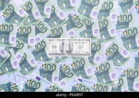 100 Dollar Bill ist liegt auf einer Reihe von grünen monetären Stückelungen von 100 Euro. Eine Menge Geld bildet eine unendliche Haufen. Stockfoto