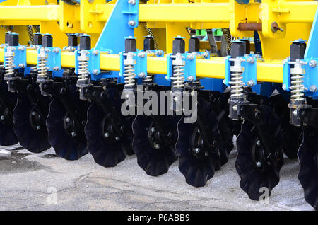 Feder System der landwirtschaftlichen Sämaschine schließen oben. Stockfoto