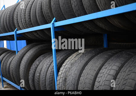 Rack mit Vielzahl von Autoreifen in Automobil speichern. Viele schwarze Reifen. Reifen Hintergrund stack. Selektive konzentrieren. Stockfoto