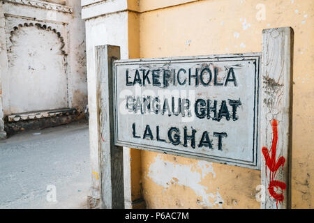 See Pichola, Gangaur Ghat, Lal Ghat Zeichen in Udaipur, Indien Stockfoto