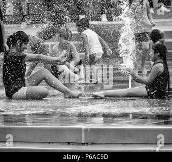 Kinder spielen im Wasser an der plashville" in Asheville, NC, USA Stockfoto