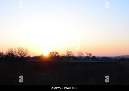 Dawn im Dorf. Sonnenaufgang in den suburbanen Landschaft. Stockfoto