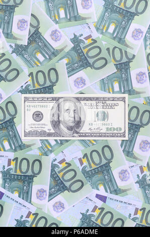 100 Dollar Bill ist liegt auf einer Reihe von grünen monetären Stückelungen von 100 Euro. Eine Menge Geld bildet eine unendliche Haufen. Stockfoto
