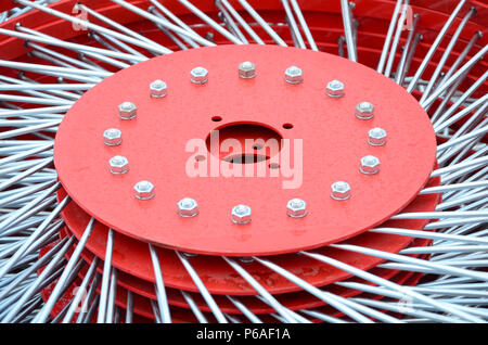 Neue rote Heuwender für Trailer in der landwirtschaftlichen Maschinen und Geräte für die Erfassung von Heu. Close Up. Stockfoto