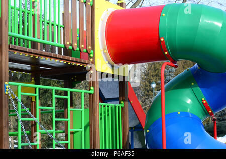 Fragment einer Spielplatz aus Kunststoff und Holz, die in verschiedenen Farben bemalt. Stockfoto