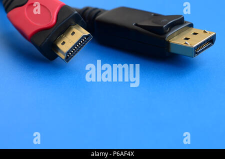 Computer Audio Video HDMI Kabel Stecker und 20-pin Stecker DisplayPort Steckverbinder, vergoldet für eine einwandfreie Verbindung auf einem blauen Hintergrund. Stockfoto