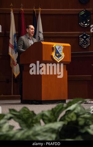 Maxwell AFB, Ala-Gabe Camarillo, Assistant Secretary der Air Force für Manpower und Reserve Affairs, Washington, D.C., stellt die Kraft der Zukunft während der älteren eingetragenen Leader Summit, 20. April 2016 aktualisiert werden. Chief Master Sergeant James A. Cody, 17 Chief Master Sergeant der Air Force, bewirtete die älteren Soldaten Leader Summit, einer weltweiten command Chief Master Sergeant Konferenz an der älteren NonCommissioned Officer Academy, April 18-22, 2016. (US Air Force Foto von Melanie Rodgers Cox/Freigegeben) Stockfoto