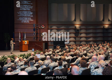 Maxwell AFB, Ala-Generalleutnant Gina Grosso, Stellvertretender Chef des Stabes für Manpower, Personal und Dienstleistungen, Hauptsitz der US Air Force, Washington, D.C., präsentiert eine 1 Update zu den älteren Soldaten Leader Summit, 20. April 2016. Chief Master Sergeant James A. Cody, 17 Chief Master Sergeant der Air Force, bewirtete die älteren Soldaten Leader Summit, einer weltweiten command Chief Master Sergeant Konferenz an der älteren NonCommissioned Officer Academy, April 18-22, 2016. (US Air Force Foto von Melanie Rodgers Cox/Freigegeben) Stockfoto