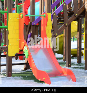 Fragment einer Spielplatz aus Kunststoff und Holz, die in verschiedenen Farben bemalt. Stockfoto