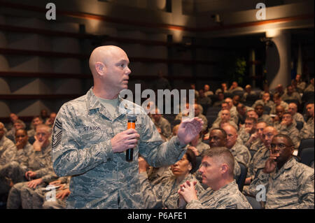 Maxwell AFB, Ala-Chief Master Sergeant David Stanton, Command Chief Master Sergeant, der allgemeinen und beruflichen Bildung Befehl Antworten eine Frage während der älteren eingetragenen Leader Summit, einer weltweiten command Chief Master Sergeant Konferenz an der älteren NonCommissioned Officer Academy, April 18-22, 2016. (US Air Force Foto von Melanie Rodgers Cox/Freigegeben) Stockfoto