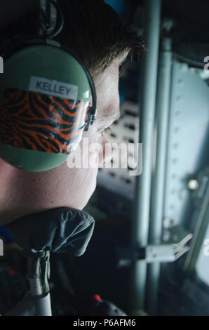 Senior Airman Brian Kelley, Boom Operator, 141 Air Refuelling Squadron, schaut durch das Fenster der KC-135 Stratotanker boom Pod. Ein 108 Flügel KC-135 Stratotanker mit den New Jersey Air National Guard, Joint Base Mc Guire-Dix - Lakehurst, New Jersey zugeordnet, betankt Eine B-52 H Stratofortress auf die 343 Bomb Squadron 24. Mai 2016 vergeben. Die B-52 H, die in Barksdale Air Force Base, La stationiert ist, ist ein langer, schwerer Bomber, die eine Vielzahl von Aufgaben ausführen können. Der Bomber ist in der Lage, Fliegen bei hohen unterschall Geschwindigkeiten und Präzision durchführen können nukleare oder konventionelle Waffen geführt Stockfoto