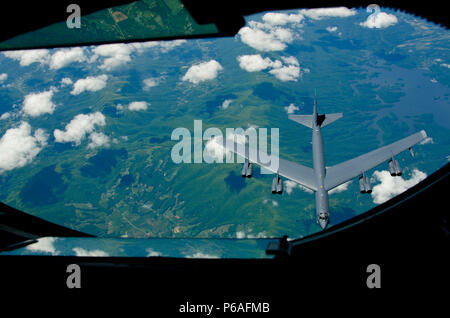 Ein 108 Flügel KC-135 Stratotanker mit den New Jersey Air National Guard, Joint Base Mc Guire-Dix - Lakehurst, New Jersey zugeordnet, betankt Eine B-52 H Stratofortress auf die 343 Bomb Squadron 24. Mai 2016 vergeben. Die B-52 H, die in Barksdale Air Force Base, La stationiert ist, ist ein langer, schwerer Bomber, die eine Vielzahl von Aufgaben ausführen können. Der Bomber ist in der Lage, Fliegen bei hohen Geschwindigkeiten subsonic und kann die Kernenergie oder Präzision durchführen geführte konventionellen Waffen weltweit präzise Navigation. Die KC-135 Stratotanker R bietet die Möglichkeit die Luftbetankung und verbessert die Luft Forc Stockfoto