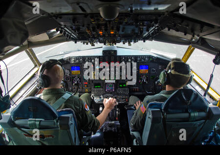 Maj. Matthew Maiorano links, und Oberstleutnant Richard Friendlich der 141 Air Refuelling Squadron, New Jersey Air National Guard, Taxi einer KC-135 Stratotanker R zu Joint Base Mc Guire-Dix - Lakehurst, New Jersey zugeordnet, nach einer Betankung mission 24. Mai 2016. Die KC-135 R-Team arbeitete zusammen mit Boom Operator Älterer Flieger Brian Kelley, auch der 141 Air Refuelling Squadron, zu tanken eine B-52 H Stratofortress auf die 343 Bomb Squadron, zugewiesen, die in Barksdale Air Force Base, La der KC-135 Stratotanker R core Luftbetankung ermöglicht und fördert die Fähigkeit der Luftwaffe zu accompl Stockfoto