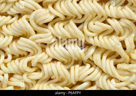 Nahaufnahme der gelben trockenen Nudeln. Traditionelles Chinesisch essen. Stockfoto