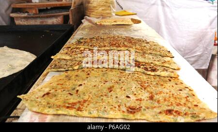 Türkische Pfannkuchen oder Gözleme (Essen) auf einem Stall in Fethiye, Türkei Stockfoto