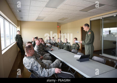 Mitglieder der 165 Airlift Squadron die Kentucky der Air National Guard ein Briefing auf in Edmonton, Kanada, 28. Mai 2016 anreisen, erhalten. Mehr als 30 Flieger von der Kentucky Air National Guard sind derzeit hier zum Einsatz in Ahorn Flagge, eine Antenne Combat Training übung für Kräfte aus mehreren Ländern teilnehmen. (U.S. Air National Guard Foto von älteren Flieger Josua Horton) Stockfoto