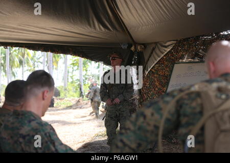 Us Marine Corps Sgt. Christophe Grau, infanteristen mit 2d-Bataillon 2 d Division, spricht während der Landung Kraft Zusammenarbeit flott Bereitschaft und Weiterbildung (LF KARAT) auf Tanduo Strand, Lahad Datu, Malaysia, 30. Mai 2016. Der Zweck der LF CARAT ist Interoperabilität und Partner - Nation-Fähigkeiten, die für die Planung und Durchführung von militärischen Operationen zu verstärken und die regionale Sicherheit Maßnahmen voraus. (Us-Foto von Lance Cpl. Damon A. Mclean/Freigegeben) Stockfoto