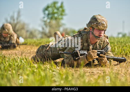 Verteidiger aus der 791 . Rakete Sicherheitskräfte Geschwader nahmen an jährlichen taktische Schulung am Minot Air Force Base, N.D., 23. Mai 2016. Ausbildung Stationen erlaubt SF Mitglieder kleine Einheit Kampftaktik zu üben, beschäftigen inert Rauchgranaten und Unfallversicherung Versorgung und Evakuierung durchführen. Diese Übungen waren nur ein kleiner Teil der taktischen Manöver training SF Mitglieder erhalten jährlich. (U.S. Air Force Fotos/Airman 1st Class J.T. Armstrong) Stockfoto