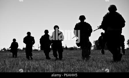 Verteidiger aus der 791 . Rakete Sicherheitskräfte Geschwader nahmen an jährlichen taktische Schulung am Minot Air Force Base, N.D., 23. Mai 2016. Ausbildung Stationen erlaubt SF Mitglieder kleine Einheit Kampftaktik zu üben, beschäftigen inert Rauchgranaten und Unfallversicherung Versorgung und Evakuierung durchführen. Diese Übungen waren nur ein kleiner Teil der taktischen Manöver training SF Mitglieder erhalten jährlich. (U.S. Air Force Fotos/Airman 1st Class J.T. Armstrong) Stockfoto