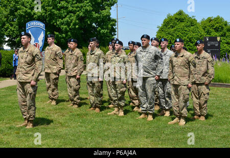 Us-Soldaten aus der dritten Bataillon, 187 Infanterie Regiment, 3. Brigade Combat Team "rakkasans" singen die Armee Lied, während der Schlacht um den Hamburger Hill gedenkkundgebung der Schlacht am Fort Campbell, Ky. Am 19. Mai 2016. Dies war der 47. Jahrestag der Schlacht, von Mai 10 - 20, 1969, während des Vietnamkriegs. Die Kentucky Gesellschaft Töchter der Amerikanischen Revolution begrüßt Home die Vietnam Veteranen aus dem 3 Bataillon, die in der Schlacht kämpfte und stellte sie mit einem Zertifikat für Ihren treuen Dienst und Opfer, um das Land zu danken, während Stockfoto