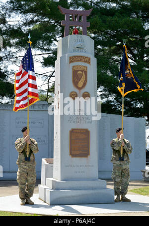 Us-Soldaten aus der dritten Bataillon, 187 Infanterie Regiment, 3. Brigade Combat Team "rakkasans "halten die US-Flagge und das dritte Bataillon, 187 Infanterie Regiment Farben neben der Regimental memorial Marker, während der Schlacht um den Hamburger Hill Gedenkveranstaltung am Fort Campbell, Ky. Am 19. Mai 2016. Dies war der 47. Jahrestag der Schlacht, von Mai 10 - 20, 1969, während des Vietnamkriegs. Die Kentucky Gesellschaft Töchter der Amerikanischen Revolution begrüßt Home die Vietnam Veteranen aus dem 3 Bataillon, die in der Schlacht kämpfte und stellte sie mit einem Zertifikat Stockfoto