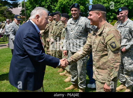 U.S. Army Veteran, Kapitän Lee Sanders das Delta Company Commander aus dem dritten Bataillon, 187 Infanterie Regiment und Veteran der Schlacht von Hamburger Hill dank Spc. Shane Crumpacker ein infanterist und andere Soldaten aus der dritten Bataillon, 3. Brigade Combat Team "rakkasans" für die Teilnahme an der Gedenkkundgebung der Schlacht am Fort Campbell, Ky. Am 19. Mai 2016. Dies war der 47. Jahrestag der Schlacht, von Mai 10 - 20, 1969, während des Vietnamkriegs. Die Kentucky Gesellschaft Töchter der Amerikanischen Revolution begrüßt Home die Veteranen aus dem 3 Bataillon und Stockfoto